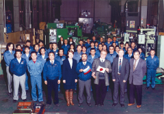 ❽ロシア カマズ社 トラック生産工場大火災での日本政府支援による 　復興事業に参加。33台の専用機を契約する／1998年